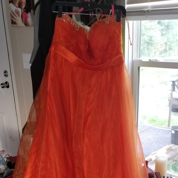 Prom dress - Picture 2 of 6